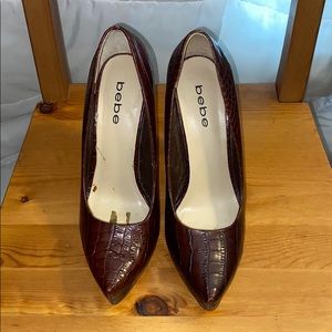 Bebe aligator print heel